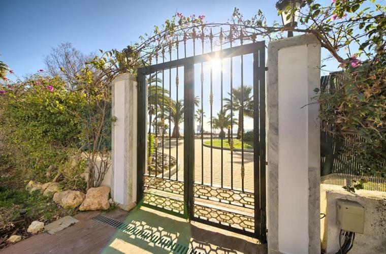 Apartment Front In Puerto Banus *